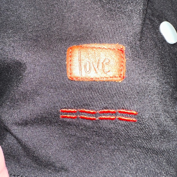 Peace love world T-shirt with side snap details size small NWOT - Picture 6 of 8